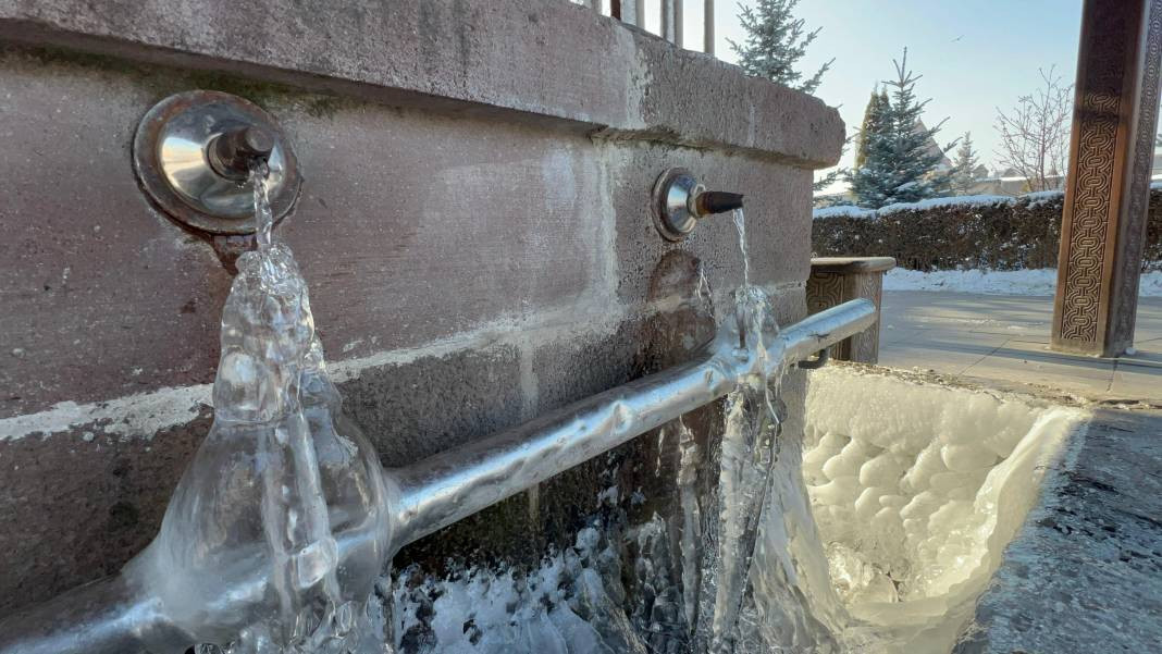 Burası Sibirya değil Erzurum! Eksi 25’i gördü, şadırvanlar buzdan şelaleye döndü - Resim: 7